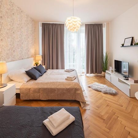 Luxury Apartment In Prime Location Praga Esterno foto